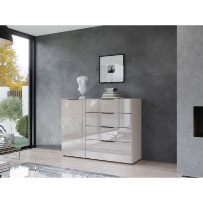 Hochglanzkommode in einem modernen Wohnraum vor dunkler Wand, dekoriert mit Büchern und einer Skulptur
