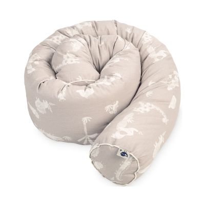 Beige Baby Bettschlange mit weißen Safari-Tiermotiven wie Giraffen und Elefanten, zusammengerollt auf weißem Hintergrund