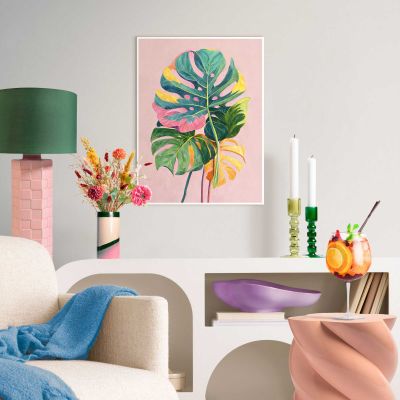 Das Wandbild „Colourful Leafs“ in Mehrfarbig, 30 × 40 cm, hängt in einem eingerichteten Wohnraum und zeigt die Größenwirkung an der Wand.