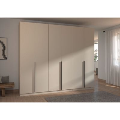 Großer Kleiderschrank in Champagner mit vier Drehtüren und langen Griffen in einem hellen Wohnraum mit Holzbank und dekorativen Wandbildern