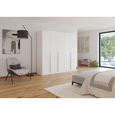Weißer fünftüriger Kleiderschrank in einem hell eingerichteten Schlafzimmer mit Holzfußboden und modernen Möbeln