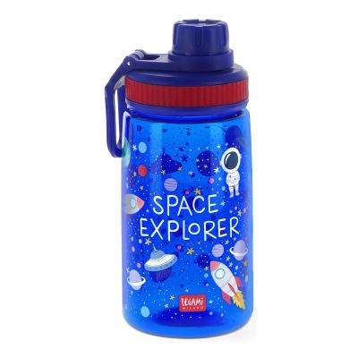 Blaue Kindertrinkflasche mit Weltraummotiv, geschlossen mit seitlichem Tragegriff frontal dargestellt.
