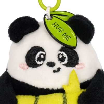 Panda-Plüsch-Schlüsselanhänger mit Bambus, in Nahaufnahme mit Gesicht und angenähtem Produktanhänger dargestellt.