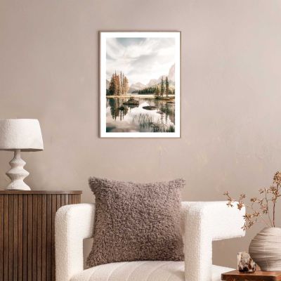 Das Wandbild „Spirit Island“ in Beige, 30 × 40 cm, hängt in einem eingerichteten Wohnraum und zeigt die Größenwirkung an der Wand.