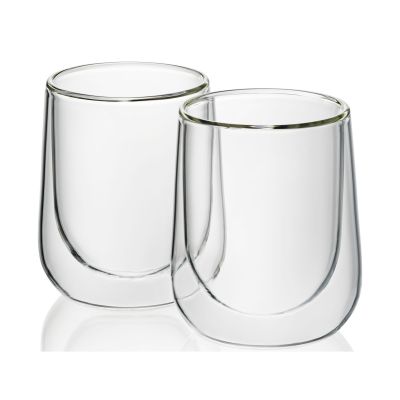 Zwei transparente Cappuccinogläser mit doppelwandiger Ausführung und abgerundeter Form vor weißem Hintergrund