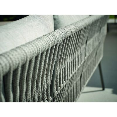 Nahaufnahme der geflochtenen Rückseite einer Gartenbank, leicht seitlich aufgenommen.