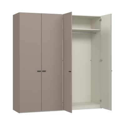 Kleiderschrank mit geöffneter Drehtür zeigt Innenraum mit Einlegeboden und Kleiderstange