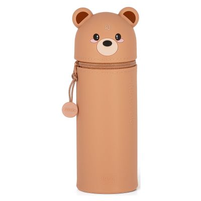 Braunes 2-in-1-Silikon-Federmäppchen im Teddybär-Design, geschlossen und aufrecht als Tierfigur dargestellt.