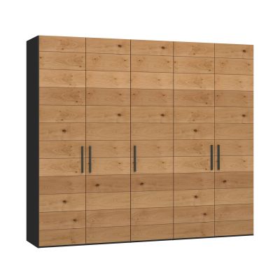 Drehtürenschrank mit geschlossenen Türen und horizontal strukturierter Holzoptik