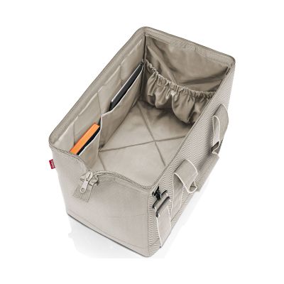 Geöffnete beige Reisenthel Reisetasche mit Innenfächern, Reißverschluss und großzügigem Stauraum für Reiseutensilien