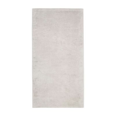 Duschtuch in der Farbe Platin, flach auf weißem Hintergrund gezeigt; gleichmäßige Frotteeoberfläche und saubere Säume sind sichtbar.