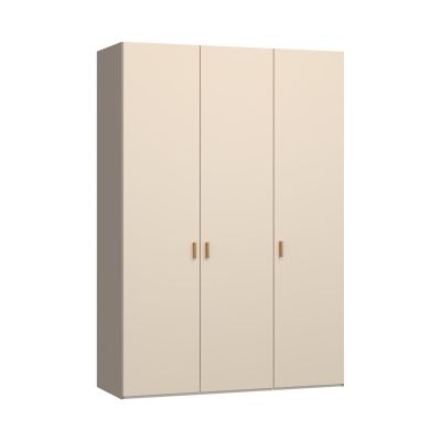 dreitüriger Kleiderschrank mit glatten Türen und Griffen in frontaler Ansicht