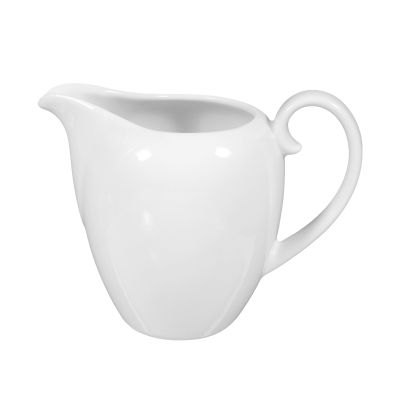 schräge Ansicht von vorn: Milchkännchen in Weiß. Erkennbar: bauchige Form mit Ausguss und rundem Henkel.