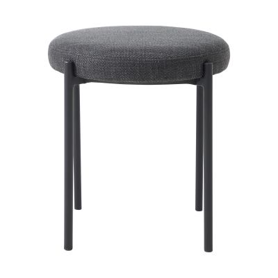 Hocker mit gepolsterter Sitzfläche in dunkelgrauem Stoffbezug und vier schwarzen Metallbeinen, frontal aufgenommen.