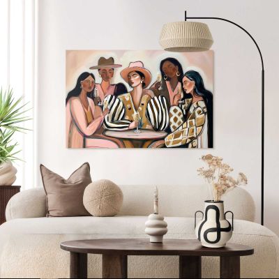 Das Wandbild „Party People“ in Mehrfarbig, 60 × 90 cm, hängt in einem eingerichteten Wohnraum und zeigt die Größenwirkung an der Wand.