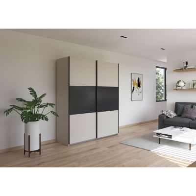 Schwebetürenschrank mit Champagner-Absetzung und Front in Grau Metallic, in einem Schlafzimmer-Milieu gezeigt.