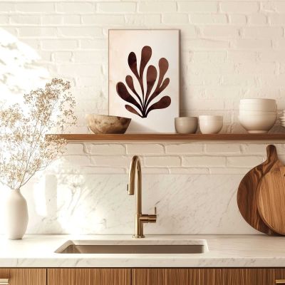 Das Wandbild „Organics“ in Beige, 20 × 30 cm, hängt in einem eingerichteten Wohnraum und zeigt die Größenwirkung an der Wand.