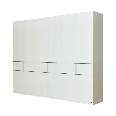 Weißer Kleiderschrank mit mehreren Türen aus seitlicher Ansicht