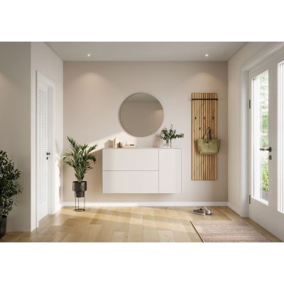 Wandgarderobe aus Holz in modernem Flur mit Kommode und Spiegel.