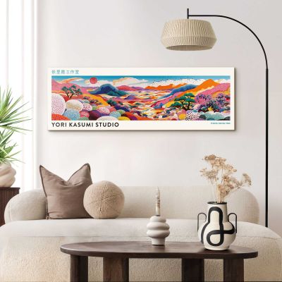 Das Wandbild „Dreamscape“ in Mehrfarbig, 52 × 156 cm, hängt in einem eingerichteten Wohnraum und zeigt die Größenwirkung an der Wand.