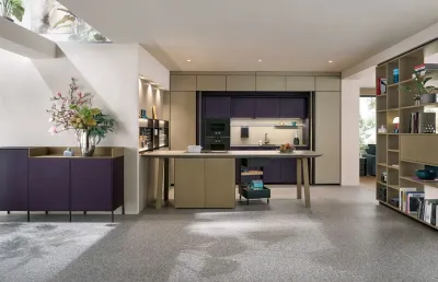 Moderne grifflose Next125 Küche mit matten Fronten in Sandfarben und Violett