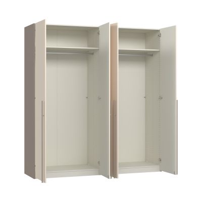 Mehrtüriger Kleiderschrank mit geöffneten Türen und sichtbarem Innenraum mit Einlegeböden und Kleiderstangen