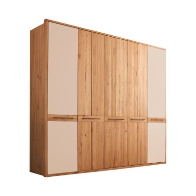 Großer Kleiderschrank mit Holzfronten und hellen Glastürflächen in Frontansicht auf weißem Hintergrund