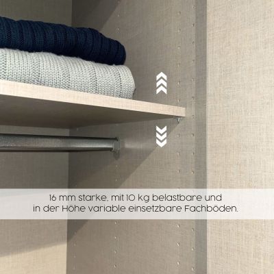 Detail eines höhenverstellbaren Fachbodens im Kleiderschrank mit Kleidung und Regalboden