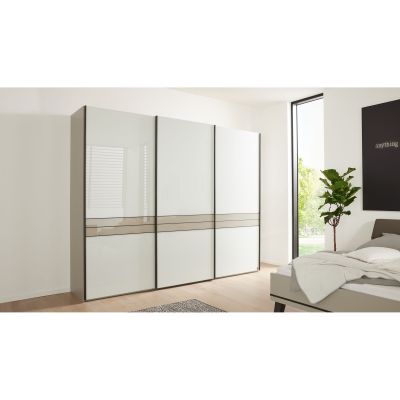 Kleiderschrank Interliving 1032 mit Schiebetüren im Schlafzimmer platziert, neben Bett und Fenster in moderner Raumgestaltung