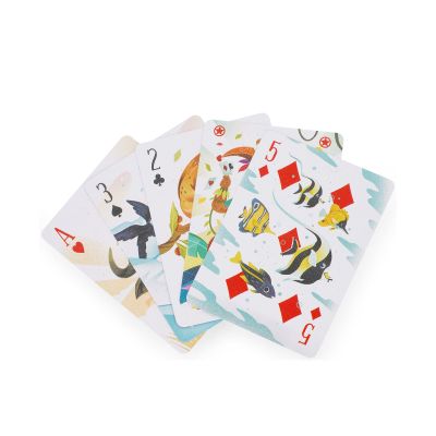 Spielkarten in einer Metalldose, mit mehreren offen aufgefächerten Bild- und Zahlenkarten dargestellt.