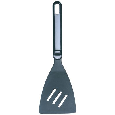 Pfannenspachtel Nylon Küchenmeister: schwarzer Küchenmeister Pfannenspachtel mit breitem Kopf und drei Schlitzen, senkrecht freigestellt.