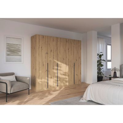Großer Kleiderschrank in Eiche Artisan mit fünf Türen in einem hellen Schlafzimmer mit Holzfußboden und Pflanzen