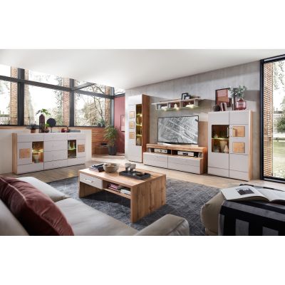 Modern eingerichtetes Wohnzimmer mit Wohnwand, Sideboard, Couchtisch und Vitrine in Kaschmir und Eiche.