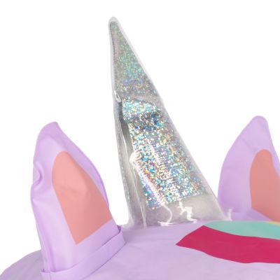 Lilafarbene Duschhaube im Einhorn-Design, in Nahaufnahme mit Ohren, Horn oder Gesichtselementen dargestellt.