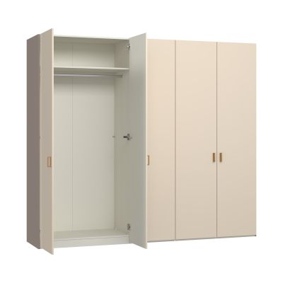fünftüriger Kleiderschrank mit rechts geöffnetem Schrankteil und sichtbarer Innenaufteilung