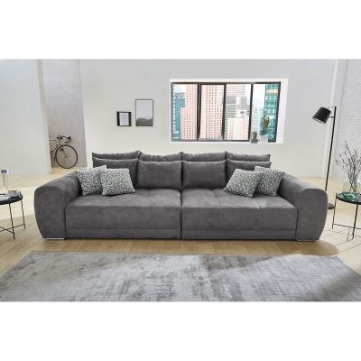 Bigsofa in Grau, Stellmaß 134x306 cm, mit großen Kissen in Dunkelgrau und kleinen Kissen in Hellgrau, dargestellt in einem Wohnzimmer