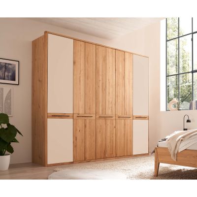 Kleiderschrank mit Holzfronten und hellen Glastürflächen aus seitlicher Ansicht im Schlafzimmer