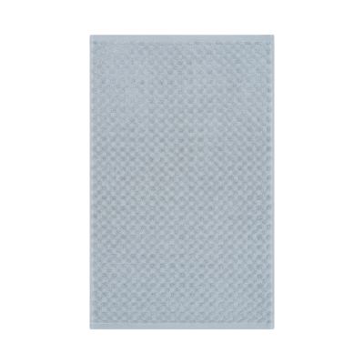 Handtuch in der Farbe Sturmblau, flach auf weißem Hintergrund gezeigt; die fein geometrisch strukturierte Oberfläche ist über die gesamte Fläche sichtbar.