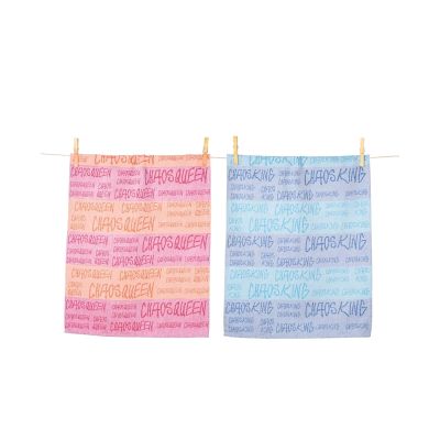 Zwei Geschirrtücher Chaos, je 50 × 70 cm, in Rosa und Hellblau mit wiederholtem farbigem Schriftmuster, nebeneinander aufgehängt.