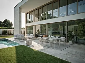 Moderne Gartenmöbel in Anthrazit auf sommerlicher Terrasse, Paar entspannt mit Drinks auf Lounge-Sitzgruppe bei Möbel Gruber Ingolstadt klein