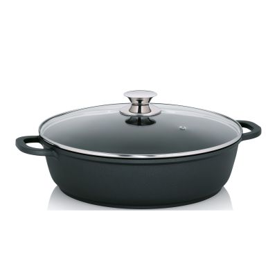 Schwarze Servierpfanne mit seitlichen Griffen und Glasdeckel auf weißem Hintergrund