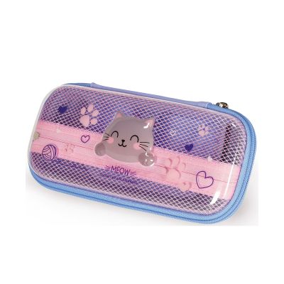 Lilafarbenes Federmäppchen im Katzen-Design, geschlossen in schräger Perspektive dargestellt.