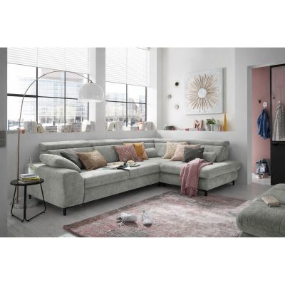 Ecksofa Musterring SO 3400 mit Longchair in moderner Wohnzimmerszene mit Teppich, Dekokissen und großer Fensterfront