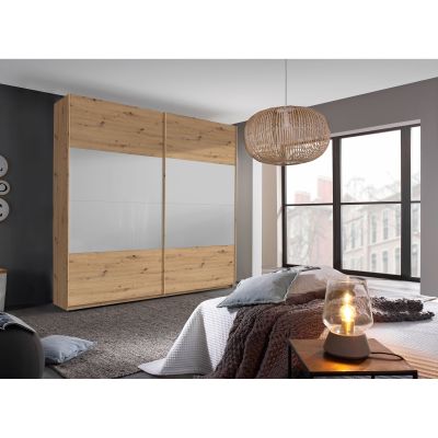 Schwebetürenschrank in Eiche Artisan mit Front in Seidengrau, in Schrägansicht in einem Schlafzimmer-Milieu gezeigt.