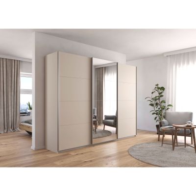 Großer champagnerfarbener Schwebetürenschrank mit Spiegeltür in einem hellen, modern eingerichteten Schlafzimmer