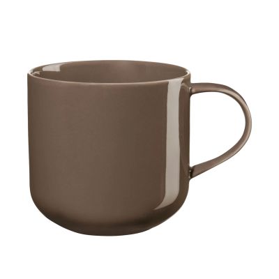 Henkelbecher der Serie Coppa, Farbe Braun, freigestellt auf hellem Hintergrund.