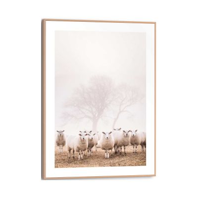 Frontansicht des Wandbilds „Sheep in Field“ in Beige, Größe 30 × 40 cm; das vollständige Motiv ist zu sehen.
