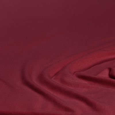 Nahaufnahme des Stoffes in Bordeaux mit leichten Falten; Farbe und Oberflächenstruktur des Produkts sind erkennbar; Größe 100 x 200 x 30 cm.