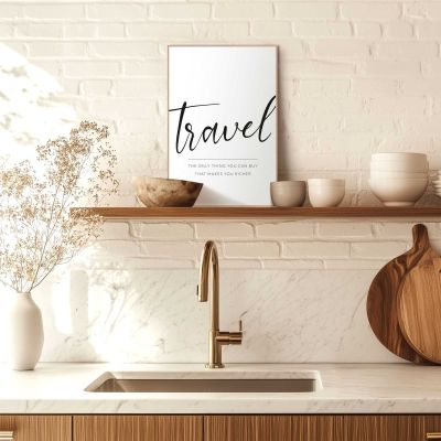 Das Wandbild „Travel“ in Schwarz-Weiß, 20 × 30 cm, hängt in einem eingerichteten Wohnraum und zeigt die Größenwirkung an der Wand.