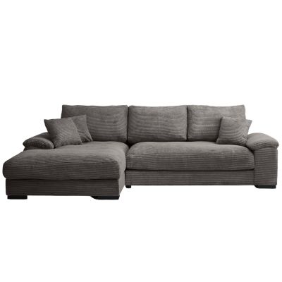 Freigestelltes braunes Ecksofa aus geripptem Cordstoff mit Longchair links im Bild, drei großen Rückenkissen und mehreren kleinen Zierkissen